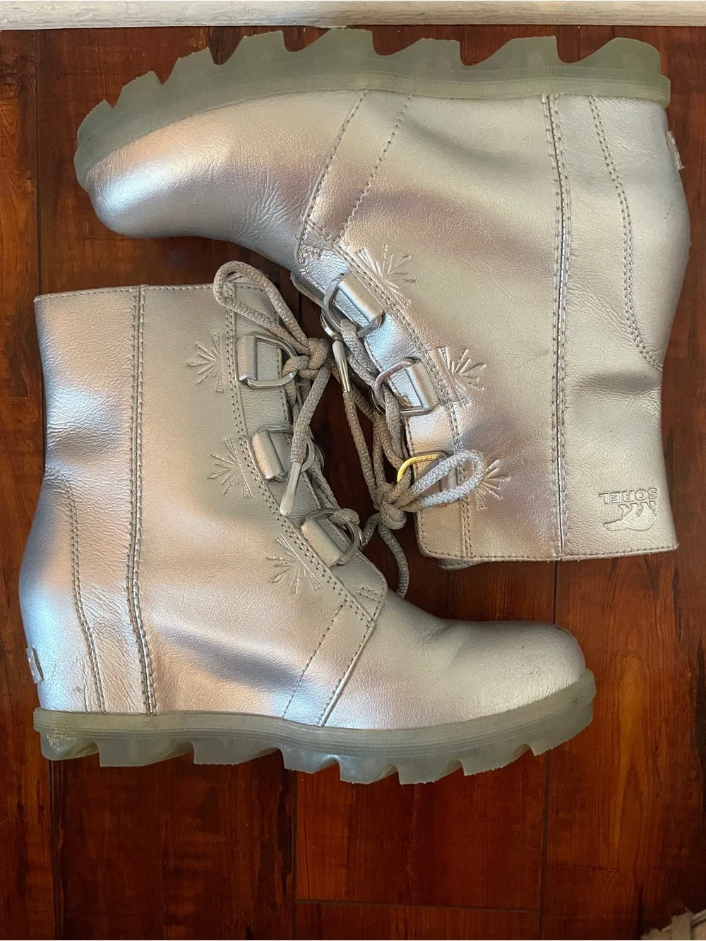 Sorel x Disney Joan of Arctic Wedge Frozen Snowflakes Silver Lace Up Boots 5